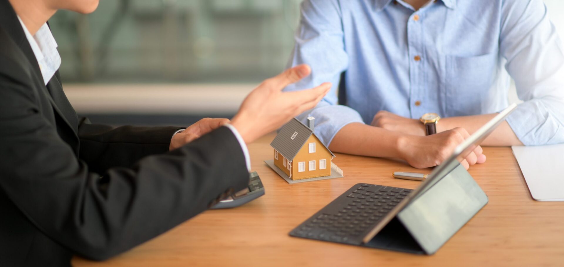 insurance-agent-recommends-real-estate-insurance-p-2021-08-31-05-32-28-utc-scaled-1