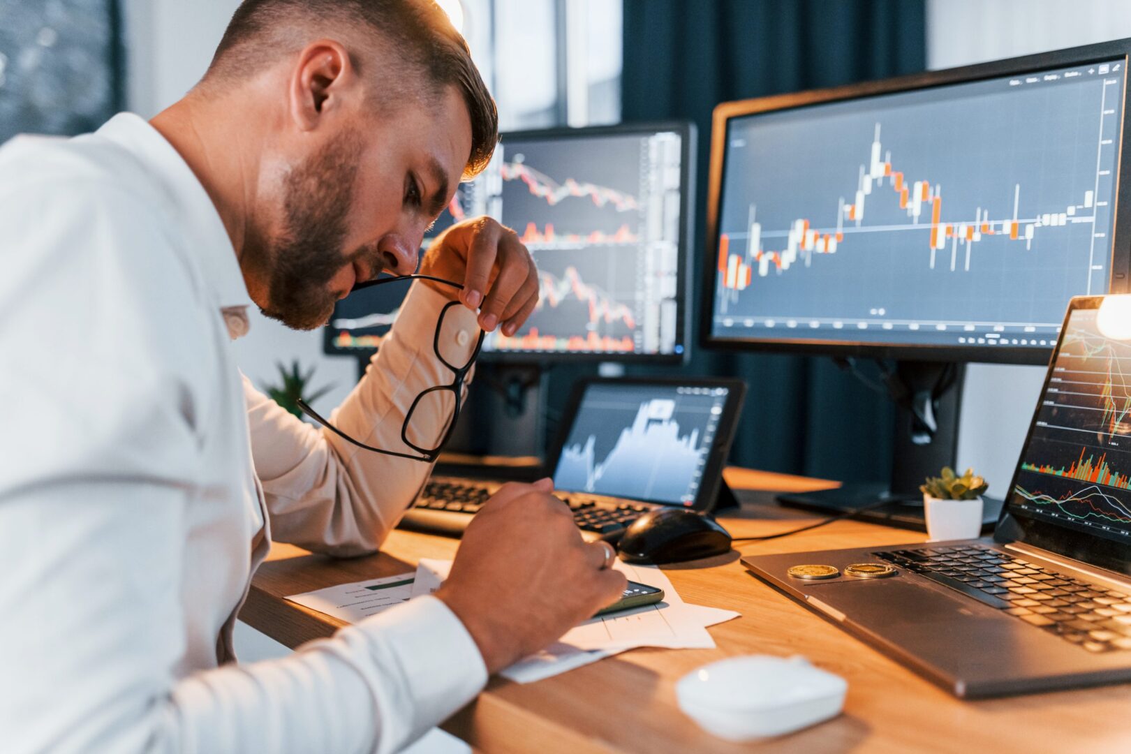 many-monitors-young-businessman-in-formal-clothes-2021-09-23-14-54-59-utc-1-scaled-1
