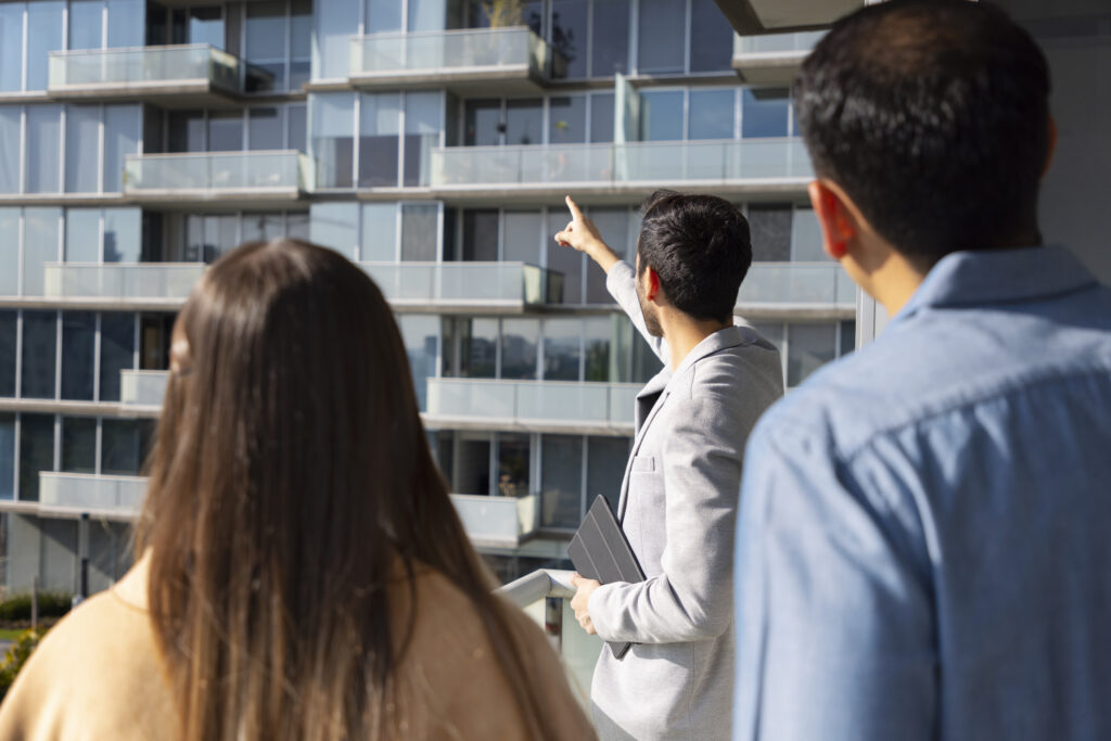 medium-shot-couple-talking-real-estate-agent