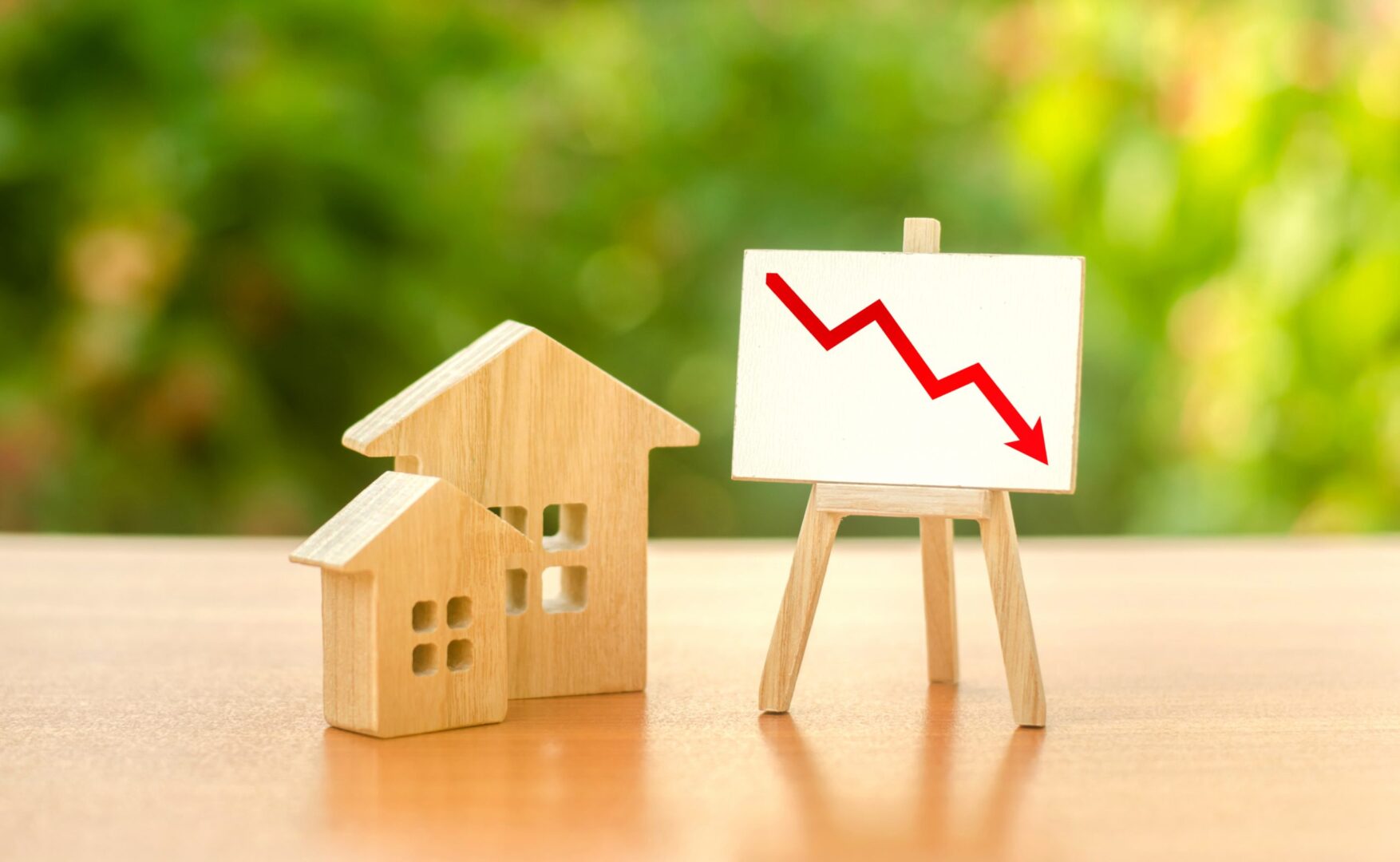wooden-houses-easel-red-arrow-down-fall-real-estate-market-concept-value-scaled-1
