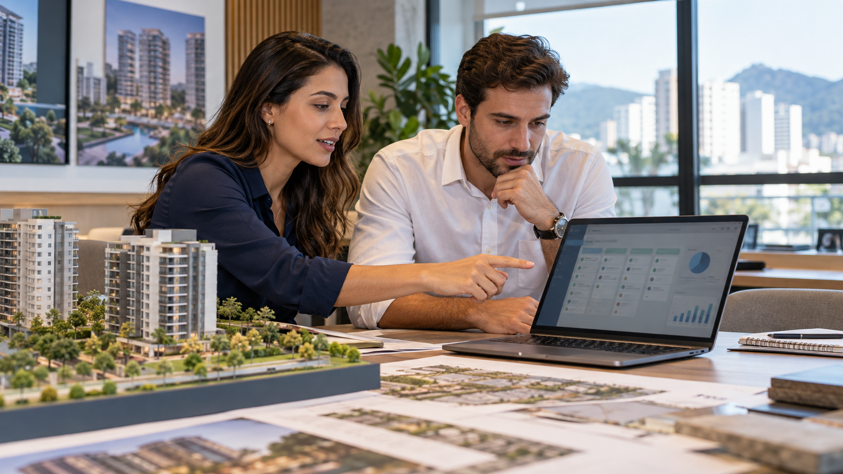Equipe de uma incorporadora avaliando projetos residenciais e um painel de CRM imobiliário.